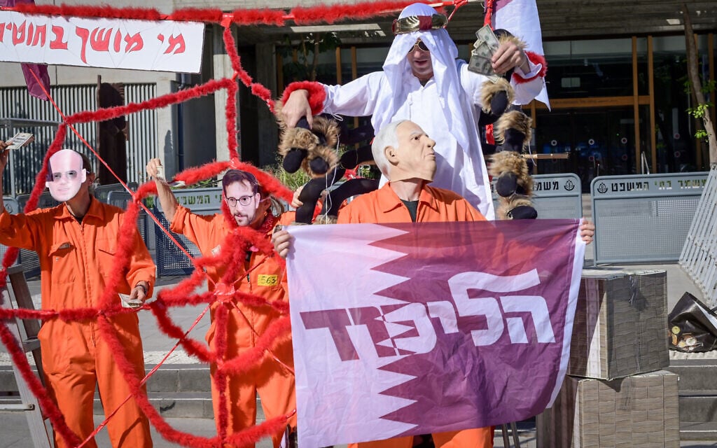 Israelis protest against Prime Minister Benjamin Netanyahu outside the District Court in Tel Aviv where he is testifying in the trial against him, April 21, 2025. (Avshalom Sassoni/Flash90)
