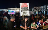 People take part in a rally against Prime Minister Benjamin Netanyahu and his government and in support of Shin Bet head Ronen Bar at Habima Square, in Tel Aviv, April 21, 2025. (Avshalom Sassoni//Flash90)