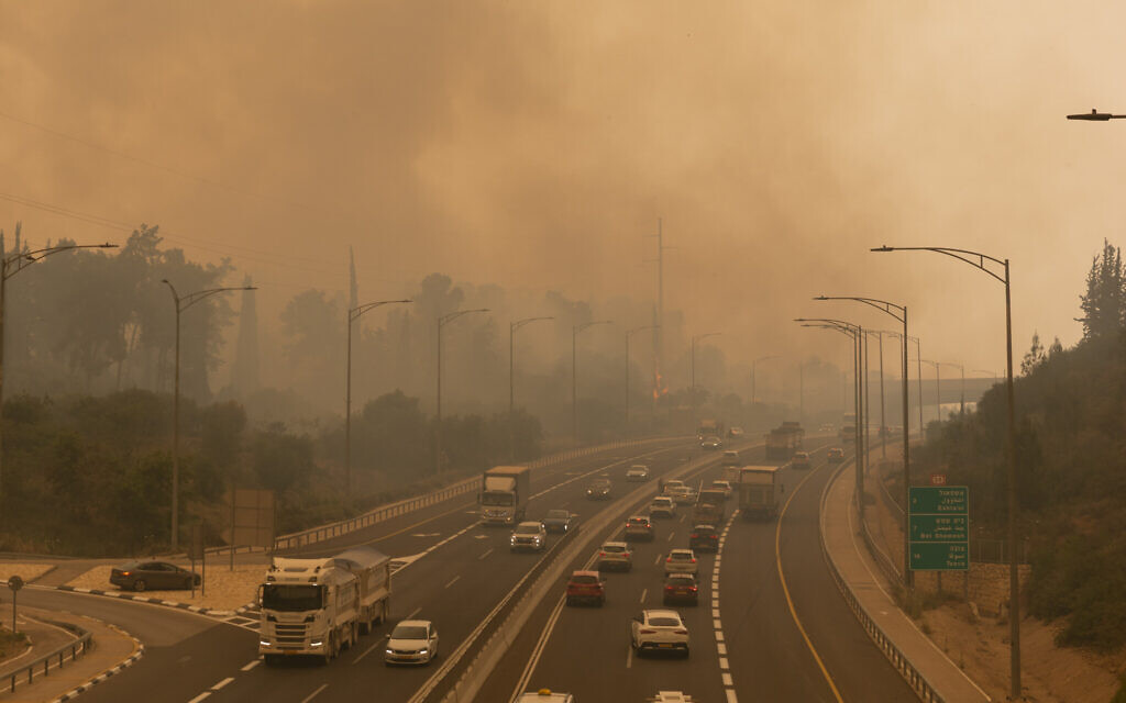A fire blazes near Moshav Eshtaol, close to Beit Shemesh, April 23, 2025. (Chaim Goldberg/ Flash90)