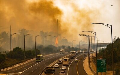 View of a large fire that broke out near moshav Eshtaol, April 23, 2025. (Chaim Goldberg/Flash90)