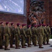 Israelis soldiers at a ceremony held at Yad Vashem in Jerusalem to mark Holocaust Remembrance Day, April 23, 2025. (Chaim Goldberg/Flash90)