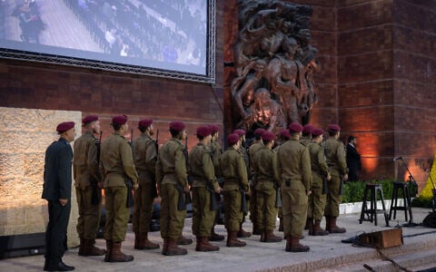 Israelis soldiers at a ceremony held at Yad Vashem in Jerusalem to mark Holocaust Remembrance Day, April 23, 2025. (Chaim Goldberg/Flash90)