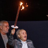 Holocaust survivor Gad Fartouk says a prayer for the hostages held by terrorists in Gaza, at Yad Vashem in Jerusalem to mark Holocaust Remembrance Day, April 23, 2025. (Chaim Goldberg/Flash90)