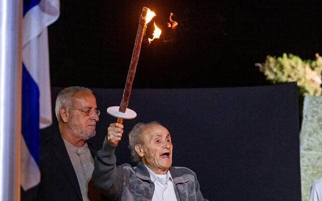 Holocaust survivor Gad Fartouk says a prayer for the hostages held by terrorists in Gaza, at Yad Vashem in Jerusalem to mark Holocaust Remembrance Day, April 23, 2025. (Chaim Goldberg/Flash90)