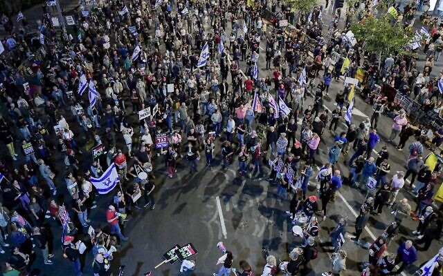 Protesters rally against the government and for a deal to release of hostages held in the Gaza Strip, outside the Defense Ministry headquarters in Tel Aviv, April 26, 2025. (Tomer Neuberg/Flash90)