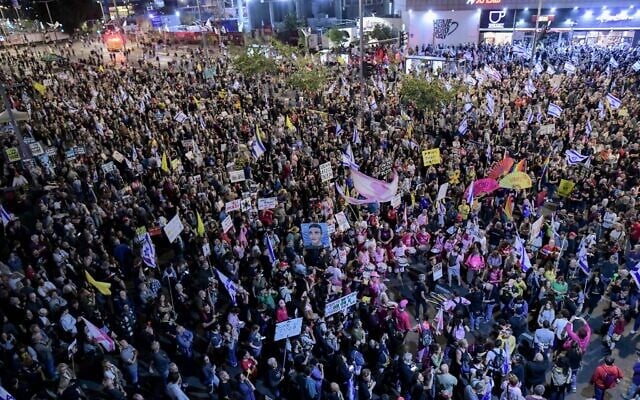 Protesters rally against the government and for a deal to release of hostages held in the Gaza Strip, outside the Defense Ministry headquarters in Tel Aviv, April 26, 2025. (Tomer Neuberg/Flash90)