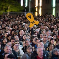 A rally for the release of hostages held in the Gaza Strip, at Safra Square in Jerusalem, April 27, 2025. (Chaim Goldberg/ Flash90)