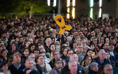 A rally for the release of hostages held in the Gaza Strip, at Safra Square in Jerusalem, April 27, 2025. (Chaim Goldberg/ Flash90)