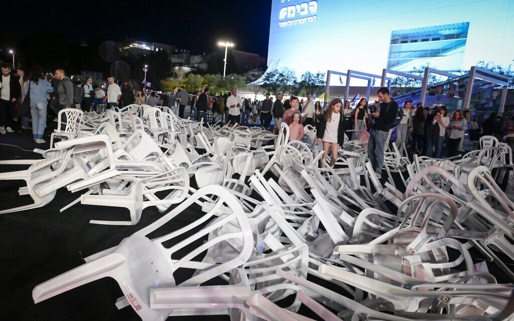 Chaos erupted at an event marking Memorial Day for Israel's fallen soldiers and victims of terror, at Habima Square in Tel Aviv, after a man was arrested on suspicion of trying to attack police officers on April 29, 2025. (Avshalom Sassoni/Flash90)