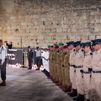 Israeli soldiers stand still as the memorial siren sounds during the ceremony marking Memorial Day for Israel's fallen soldiers and victims of terror, at the Western Wall in Jerusalem's Old City, on April 29, 2025. (Chaim Goldberg/Flash90)