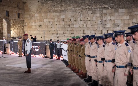 Israeli soldiers stand still as the memorial siren sounds during the ceremony marking Memorial Day for Israel's fallen soldiers and victims of terror, at the Western Wall in Jerusalem's Old City, on April 29, 2025. (Chaim Goldberg/Flash90)