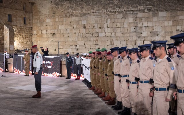Israeli soldiers stand still as the memorial siren sounds during the ceremony marking Memorial Day for Israel's fallen soldiers and victims of terror, at the Western Wall in Jerusalem's Old City, on April 29, 2025. (Chaim Goldberg/Flash90)