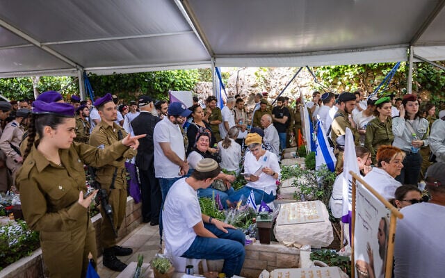 Bereaved families visit the graves of fallen soldier during Memorial Day at Mount Herzl Military Cemetery in Jerusalem on April 30, 2025. (Chaim Goldberg/Flash90)