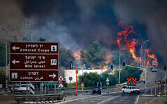 View of a massive wildfire near Latrun, on the outskirts of Jerusalem, April 30, 2025. (Oren Ben Hakoon/Flash90)