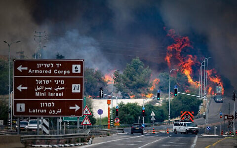 View of a massive wildfire near Latrun, on the outskirts of Jerusalem, April 30, 2025. (Oren Ben Hakoon/Flash90)