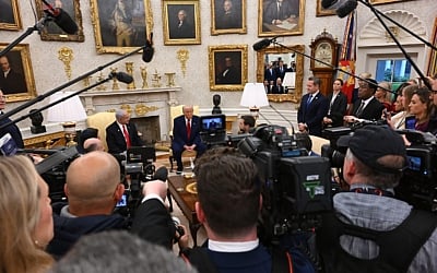 Reporters crowd the Oval Office as US President Donald Trump, right, hosts Israeli Prime Minister Benjamin Netanyahu in the White House in Washington, DC, on April 7, 2025. (Avi Ohayon / GPO)