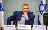 MK Yuli Edelstein chairs a meeting of the Knesset Foreign Affairs and Defense Committee, April 23, 2025. (Noam Moskowitz, Office of the Knesset Spokesperson)