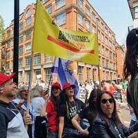 People watch the London Marathon while holding a large banner calling for the return of the Gaza hostages, April 27, 2025. (The Hostages and Missing Families Forum)