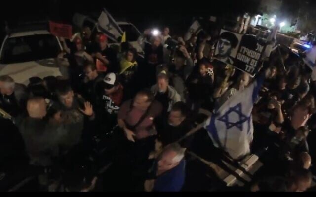 Police clash with protesters at Moshav Mazor, April 19, 2025 (Screenshot: Ofri Eitan / Pro-Democracy Protest Movement) Police clash with protesters at Moshav Mazor, April 19, 2025 (Screenshot: Ofri Eitan / Pro-Democracy Protest Movement)