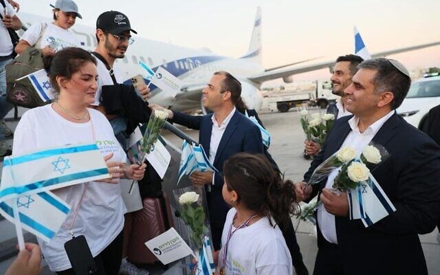 Aliyah and Absorption Minister Ofir Sofer and director general of the ministry Avichai Kahana greet immigrants from France in 2024. (Sivan Shahar/GPO)