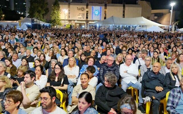 Large crowds of Israelis gather at Hostages Square in Tel Aviv for a special Holocaust Remembrance Day gathering, to support the families of the hostages held by Hamas in Gaza, April 23, 2025. (Adar Eyal / Pro-Democracy Protest Movement)