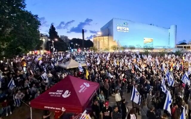 Anti-government protesters gather at Habima Square in Tel Aviv, April 26, 2025. (sha_b_p@/Pro-Democracy Protest Movement)