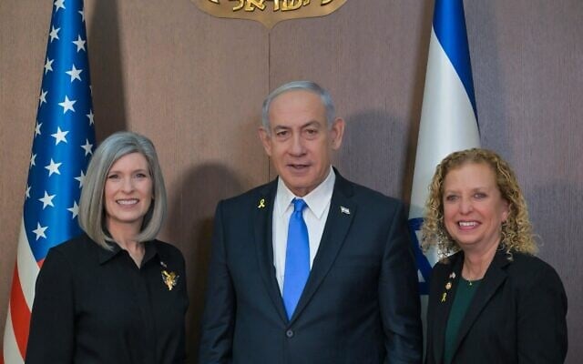 Prime Minister Benjamin Netanyahu (C) meets with US Senator Joni Ernst (L) and Rep. Deborah Wasserman Schultz in Jerusalem, April 16, 2025. (Kobi Gideon/GPO)