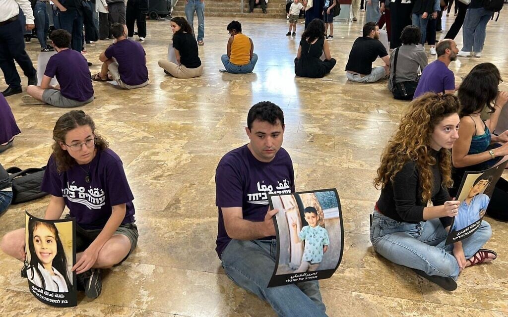 Group suspended at University of Haifa for unauthorized 10 minute anti-war sit-in