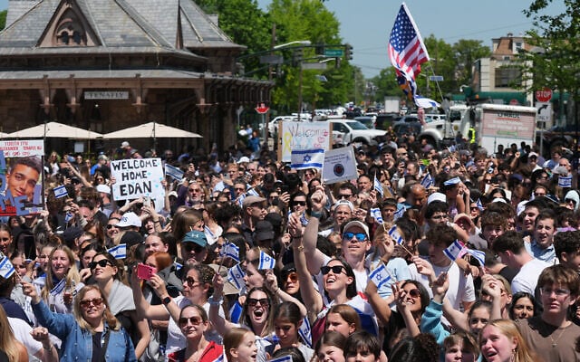 A crowd celebrates the release of hostage Edan Alexander in his hometown of Tenafly, New Jersey, May 12, 2025. (Lokman Vural Elibol / Anadolu / via Reuters)