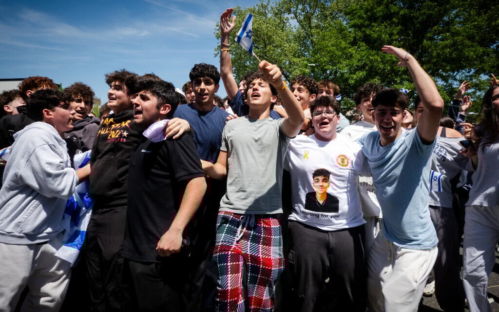 In Edan Alexander’s New Jersey hometown, crowd celebrates joy of his release