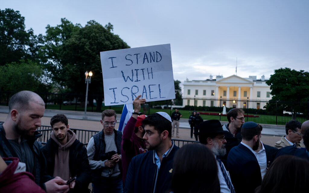 Mourners outside the White House in Washington, DC, May 22, 2025. (Luke Tress/Times of Israel)