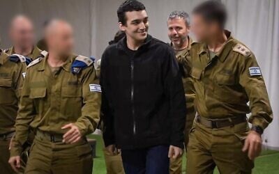 Released hostage soldier Staff Sgt. Edan Alexander, center, arrives at an IDF base near Re'im, May 12, 2025. (Israel Defense Forces)