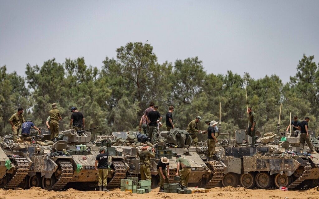 Israeli soldiers at a staging area near the Israeli-Gaza border, southern Israel, May 18, 2025 (Chaim Goldberg/Flash90)
