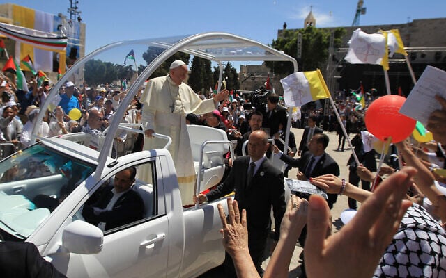 Pope Francis waves to the crowd from his popemobile, as he arrives at the Manger Square on May 25, 2014, outside the Church of the Nativity in the West Bank town of Bethlehem (ABBAS MOMANI / AFP) Pope Francis waves to the crowd from his popemobile, as he arrives at the Manger Square on May 25, 2014, outside the Church of the Nativity in the West Bank town of Bethlehem (ABBAS MOMANI / AFP)