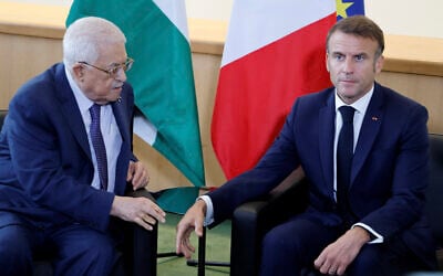 French President Emmanuel Macron (R) meets with PA President Mahmoud Abbas on the sidelines of the 79th Session of the United Nations General Assembly in New York on September 25, 2024. (Ludovic MARIN / AFP)