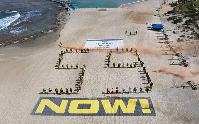 Divers make an installation calling for the release of Israeli hostages held captive in the Gaza Strip, May 1, 2025 on the beach in Caesarea. (JACK GUEZ / AFP) Divers make an installation calling for the release of Israeli hostages held captive in the Gaza Strip, May 1, 2025 on the beach in Caesarea. (JACK GUEZ / AFP)