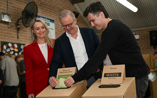Australia's Prime Minister Anthony Albanese and his son Nathan cast their ballots in the general election beside his partner Jodie Haydon at a polling station in a primary school in the suburb of Marrickville in Sydney, Australia, on May 3, 2025. (Saeed KHAN / AFP) Australia's Prime Minister Anthony Albanese and his son Nathan cast their ballots in the general election beside his partner Jodie Haydon at a polling station in a primary school in the suburb of Marrickville in Sydney, Australia, on May 3, 2025. (Saeed KHAN / AFP)