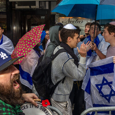 Counter-protestors near pro-Palestinian demonstrators near the annual Met Gala on May 5, 2025 in New York City (Alex Kent / GETTY IMAGES NORTH AMERICA / Getty Images via AFP)