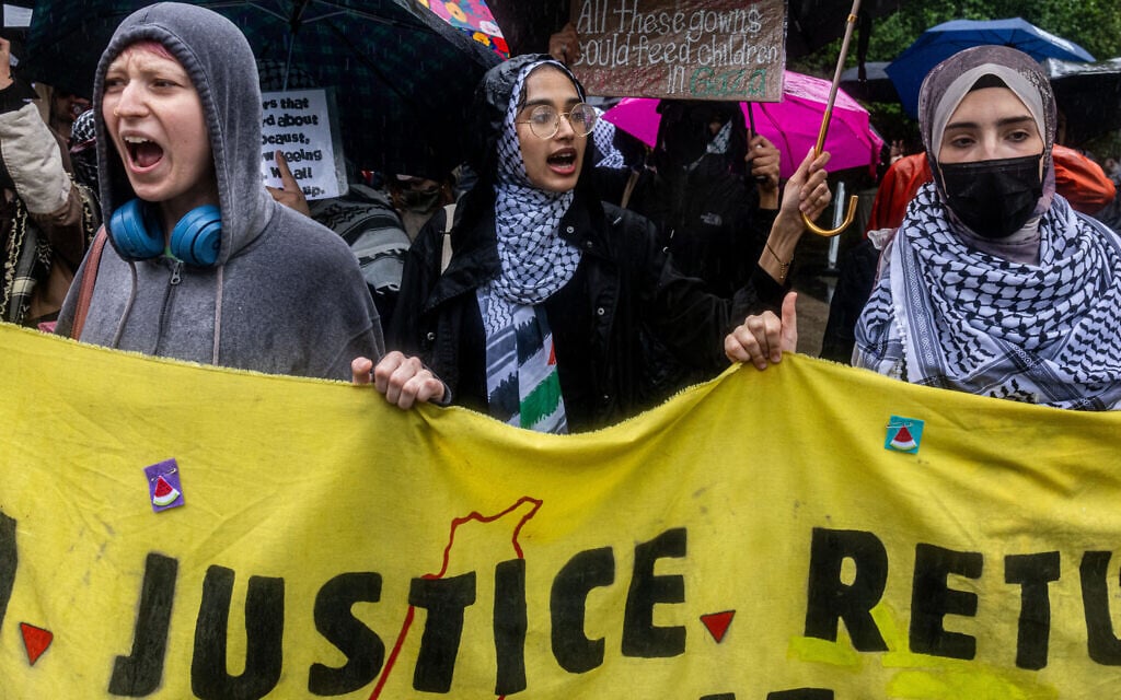 Pro-Palestinian demonstrators rally where fans were gathered hoping to see their favorite celebrities enter the annual Met Gala on May 5, 2025 in New York City (Alex Kent / GETTY IMAGES NORTH AMERICA / Getty Images via AFP)