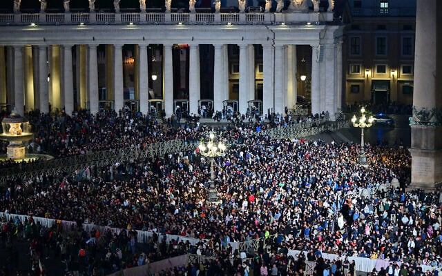 People wait at St Peter's Square for smoke signalling the result of the cardinals' vote during the conclave in the Vatican on May 7, 2025. (Andrej ISAKOVIC / AFP)