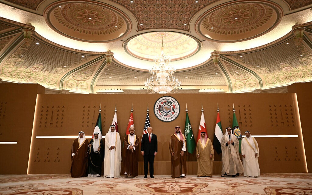 US President Donald Trump poses with Gulf leaders during the Gulf Cooperation Council summit in in Riyadh on May 14, 2025. (Brendan SMIALOWSKI / AFP)