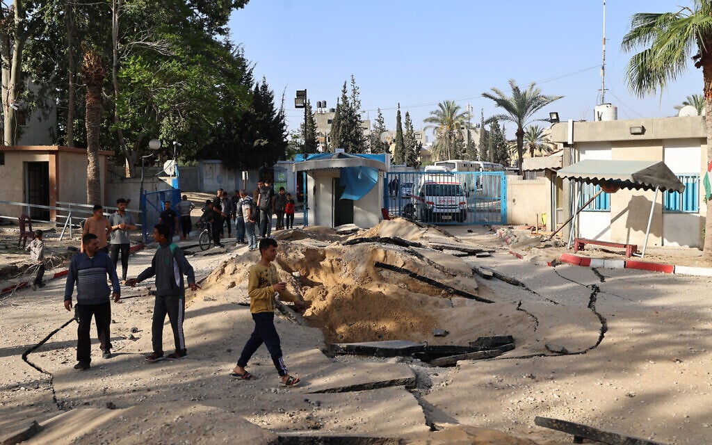 People near the site of an Israeli strike in Khan Younis in the southern Gaza Strip on May 14, 2025. (Eyad BABA / AFP)