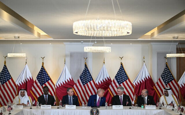 US President Donald Trump (C) attends a breakfast with business leaders in Doha on May 15, 2025. (Brendan SMIALOWSKI / AFP)