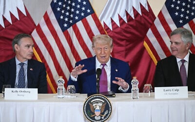 US President Donald Trump (C) is flanked with Boeing CEO Kelly Ortberg (L) and CEO of GE Aerospace Larry Culp during a breakfast with business leaders in Doha on May 15, 2025. (Brendan SMIALOWSKI / AFP)