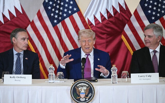 US President Donald Trump (C) is flanked with Boeing CEO Kelly Ortberg (L) and CEO of GE Aerospace Larry Culp during a breakfast with business leaders in Doha on May 15, 2025. (Brendan SMIALOWSKI / AFP)