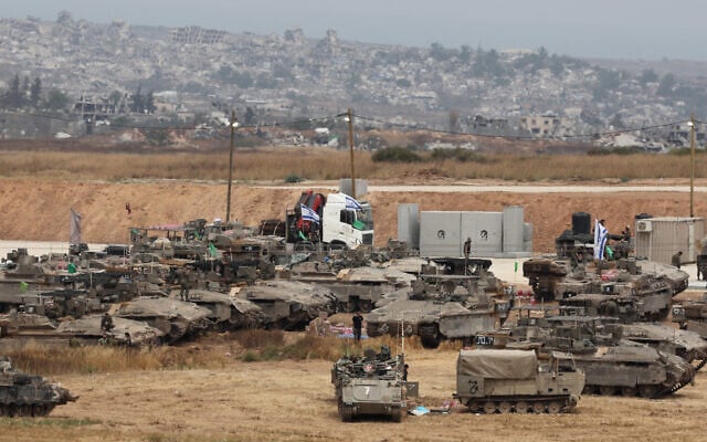 Israeli troops deploy by the border with the Gaza Strip (background) on May 15, 2025 (Jack GUEZ / AFP)