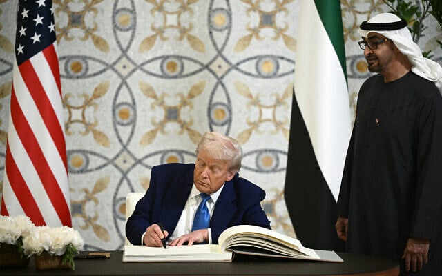 US President Donald Trump (L) signs the guest book as his UAE counterpart Sheikh Mohamed bin Zayed Al Nahyan looks on, at Qasr Al-Watan (Palace of the Nation) in Abu Dhabi, in the United Arab Emirates, on May 15, 2025. (Brendan SMIALOWSKI / AFP)