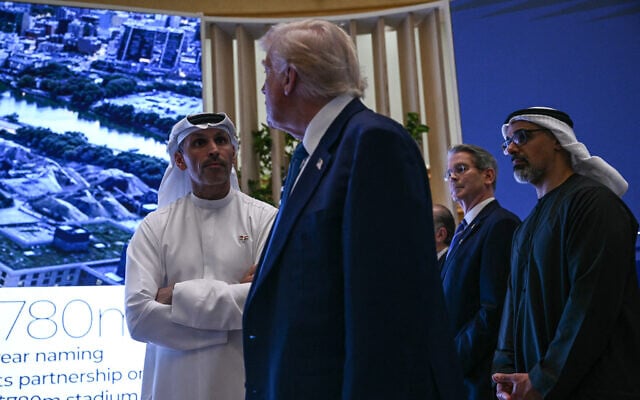 US President Donald Trump (C) attends a business forum in Abu Dhabi, the United Arab Emirates, on May 16, 2025. (Brendan SMIALOWSKI / AFP)