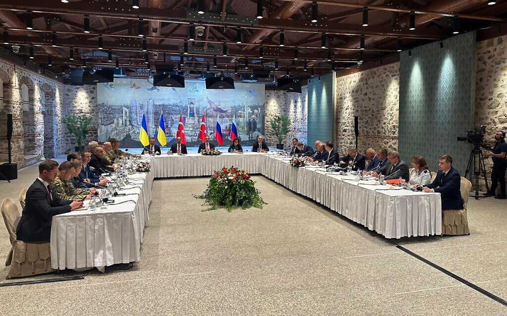 Russia and Ukraine head to Istanbul for fresh peace talks, but remain far apart