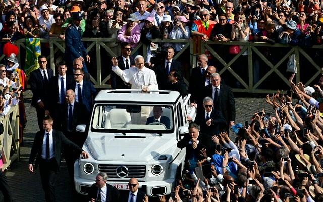 Pope Leo XIV greets the crowd from the popemobile before a Holy mass for the beginning of his pontificate, in St Peter's square in The Vatican on May 18, 2025. (Tiziana FABI / AFP) Pope Leo XIV greets the crowd from the popemobile before a Holy mass for the beginning of his pontificate, in St Peter's square in The Vatican on May 18, 2025. (Tiziana FABI / AFP)